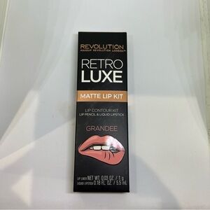 MAKEUP REVOLUTION Retro Luxe Matte Lip Contour Kit  Grandee Liner and Lipstick